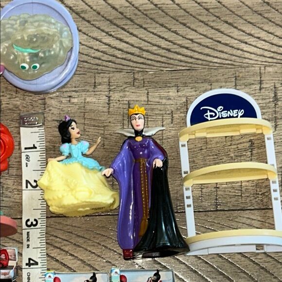 Disney Action Figures Minis with Disney Shelf 2! favorite ❤️ characters Playset - Picture 12 of 17